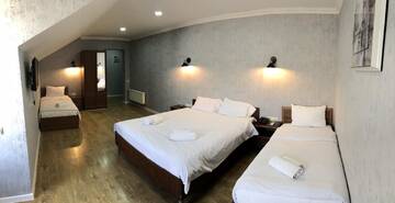 Четырехместный номер с балконом в Отеле Hotel Kalanga